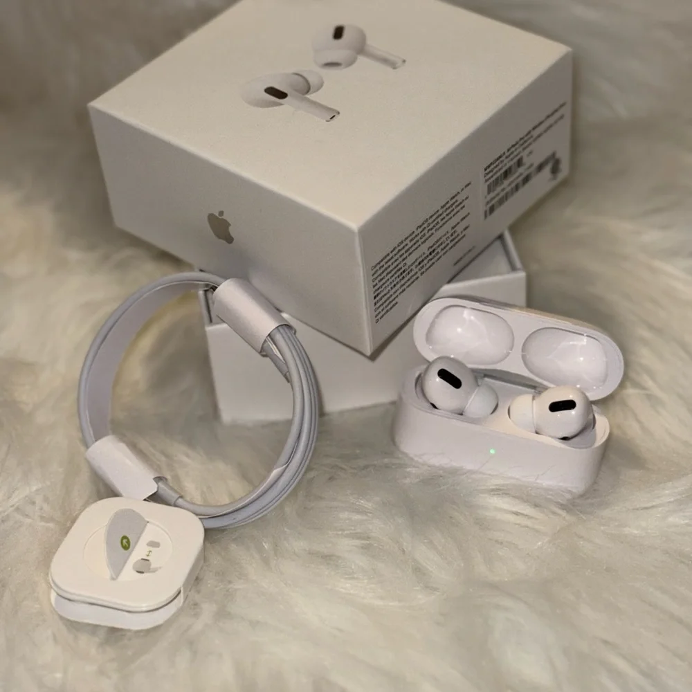 Apple White Wireless Earbuds with Charging Case and Cable